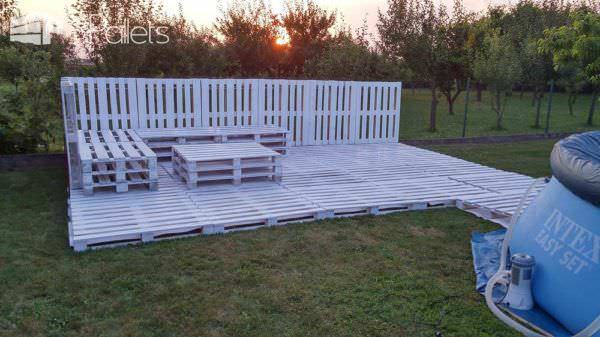The Backyard Lounge/Party Terrace You Need for Your Summer Pallet Terraces & Pallet Patios The Backyard Lounge/Party Terrace You Need for Your Summer Pallet Terraces & Pallet Patios