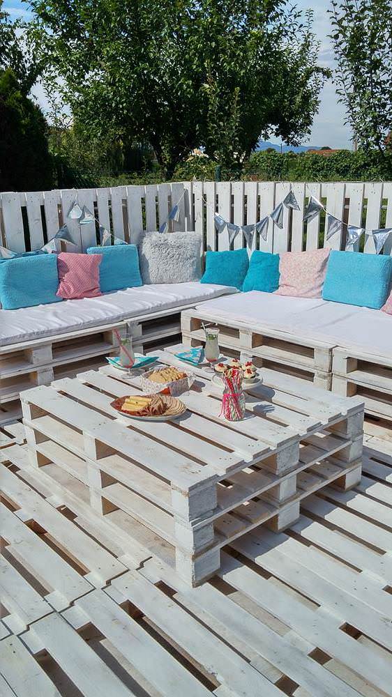 The Backyard Lounge/Party Terrace You Need for Your Summer Pallet Terraces & Pallet Patios The Backyard Lounge/Party Terrace You Need for Your Summer Pallet Terraces & Pallet Patios