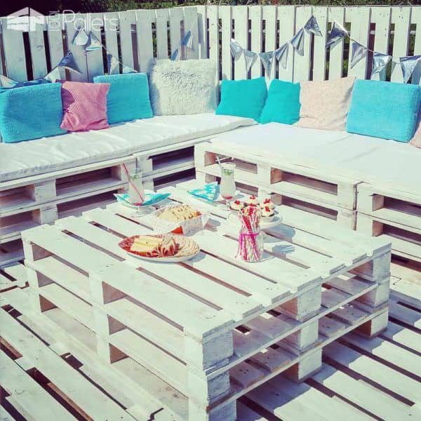 The Backyard Lounge/Party Terrace You Need for Your Summer Pallet Terraces & Pallet Patios The Backyard Lounge/Party Terrace You Need for Your Summer Pallet Terraces & Pallet Patios