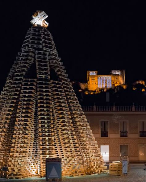 2200 Pallets Christmas Tree (Guinness World Record) Pallet Sheds, Cabins, Huts & Playhouses 2200 Pallets Christmas Tree (Guinness World Record) Pallet Sheds, Cabins, Huts & Playhouses
