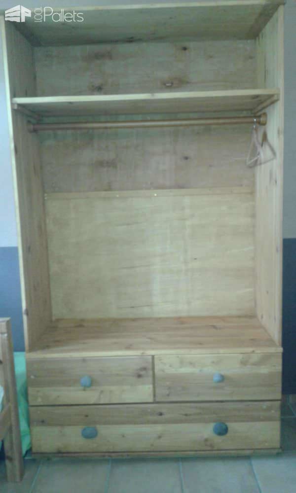 Armoire En Palettes Recyclées / Pallet Wardrobe Pallet Cabinets & Wardrobes Armoire En Palettes Recyclées / Pallet Wardrobe Pallet Cabinets & Wardrobes