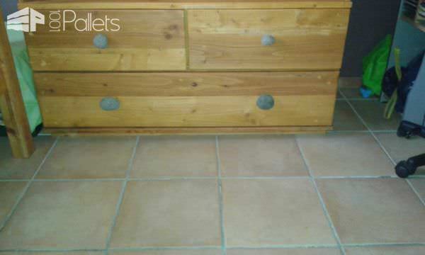 Armoire En Palettes Recyclées / Pallet Wardrobe Pallet Cabinets & Wardrobes Armoire En Palettes Recyclées / Pallet Wardrobe Pallet Cabinets & Wardrobes