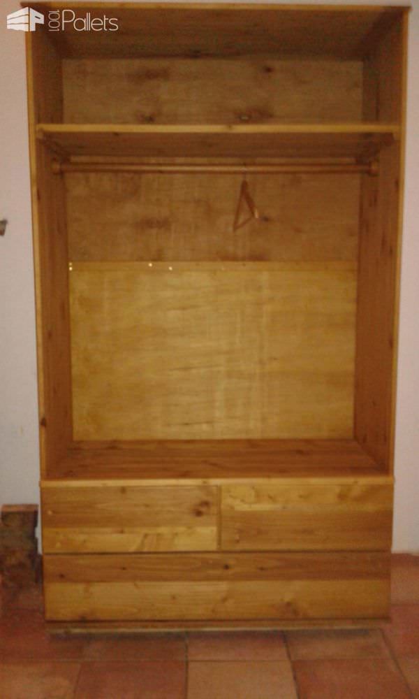 Armoire En Palettes Recyclées / Pallet Wardrobe Pallet Cabinets & Wardrobes Armoire En Palettes Recyclées / Pallet Wardrobe Pallet Cabinets & Wardrobes