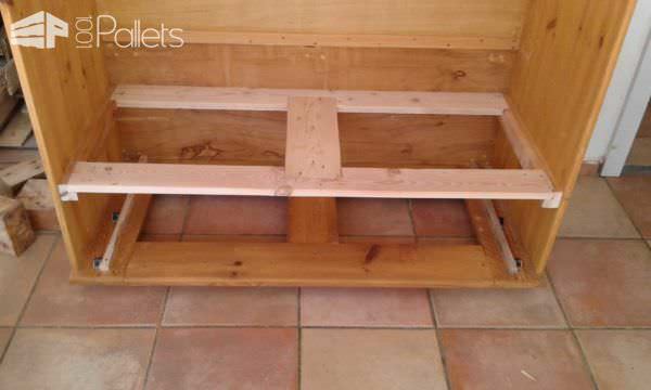 Armoire En Palettes Recyclées / Pallet Wardrobe Pallet Cabinets & Wardrobes Armoire En Palettes Recyclées / Pallet Wardrobe Pallet Cabinets & Wardrobes