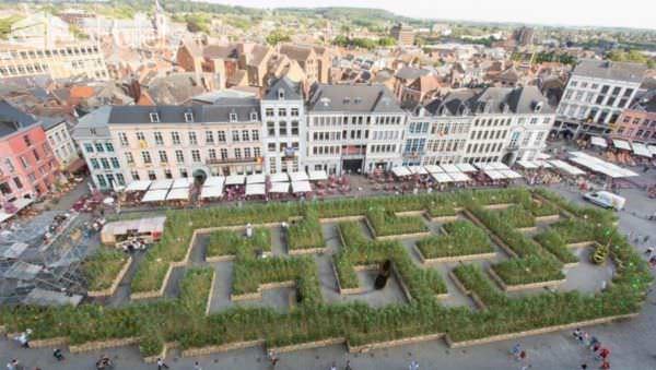 Jaw: Architectural Pallet Structure Built for the Sunflower Maze in Mons 2015 Pallet Store, Bar & Restaurant Decorations Jaw: Architectural Pallet Structure Built for the Sunflower Maze in Mons 2015 Pallet Store, Bar & Restaurant Decorations