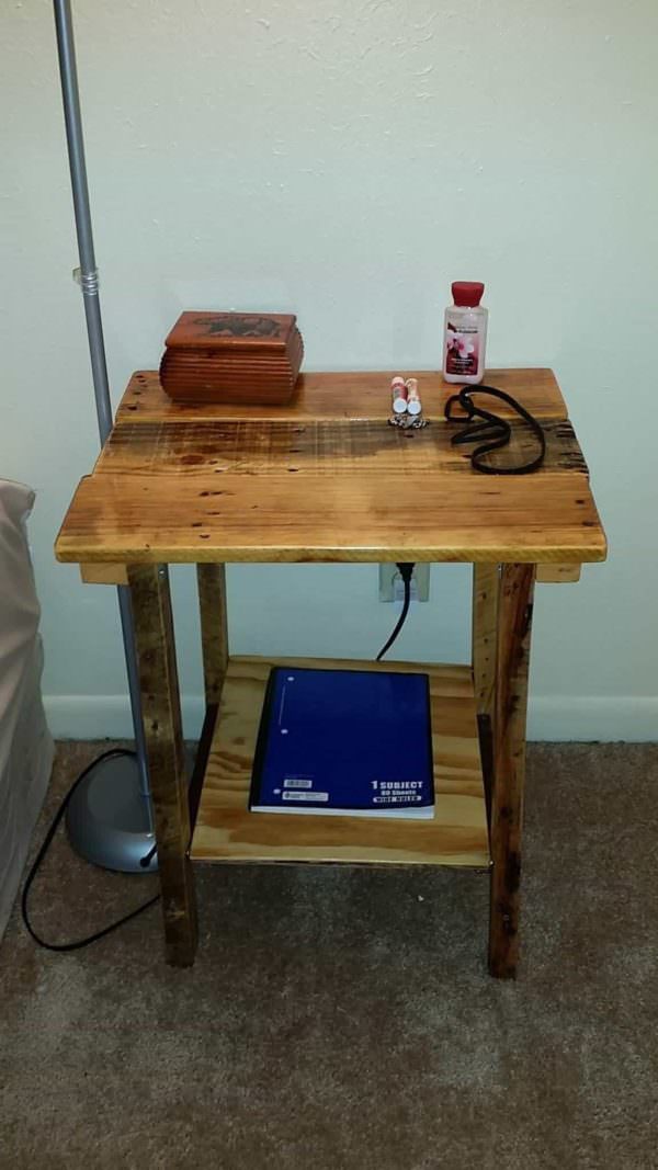 Pallet Side Table Pallet Desks & Pallet Tables Pallet Side Table Pallet Desks & Pallet Tables