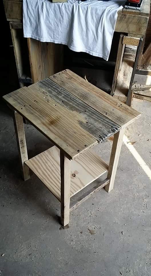 Pallet Side Table Pallet Desks & Pallet Tables Pallet Side Table Pallet Desks & Pallet Tables