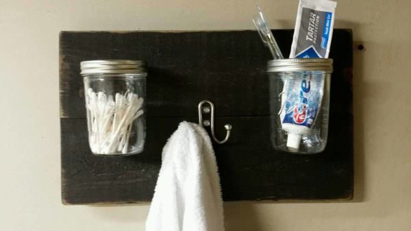 15$ Bathroom Organization with Pallets & Mason Jars Pallet Cabinets & Wardrobes 15$ Bathroom Organization with Pallets & Mason Jars Pallet Cabinets & Wardrobes