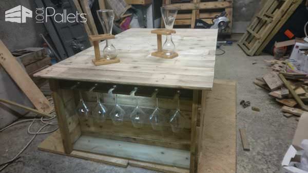 Functionnal Coffee Table with Storage for Glasses & Bottles Pallet Coffee Tables Functionnal Coffee Table with Storage for Glasses & Bottles Pallet Coffee Tables