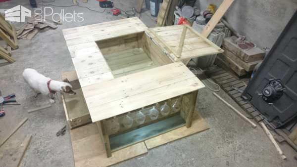 Functionnal Coffee Table with Storage for Glasses & Bottles Pallet Coffee Tables Functionnal Coffee Table with Storage for Glasses & Bottles Pallet Coffee Tables