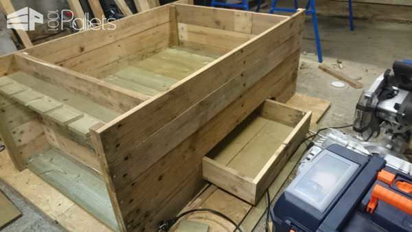 Functionnal Coffee Table with Storage for Glasses & Bottles Pallet Coffee Tables Functionnal Coffee Table with Storage for Glasses & Bottles Pallet Coffee Tables
