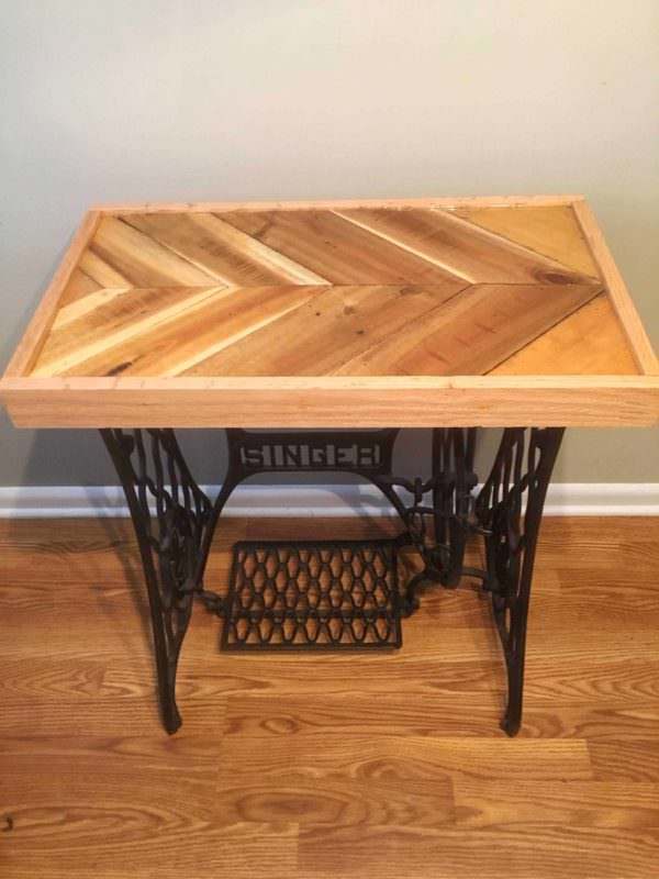 Reclaimed Pallet Epoxy Tabletop with Cast Iron Singer Base Pallet Desks & Pallet Tables Reclaimed Pallet Epoxy Tabletop with Cast Iron Singer Base Pallet Desks & Pallet Tables