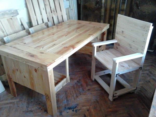 Desk & Chair from 3 Repurposed Pallets Pallet Benches, Pallet Chairs & Stools Pallet Desks & Pallet Tables Desk & Chair from 3 Repurposed Pallets Pallet Benches, Pallet Chairs & Stools Pallet Desks & Pallet Tables