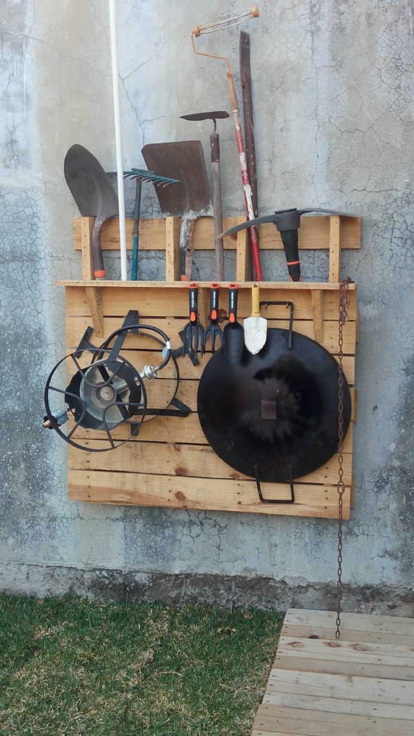 Herramientero / One Pallet as Garden Tools Holder Pallets in the Garden Herramientero / One Pallet as Garden Tools Holder Pallets in the Garden