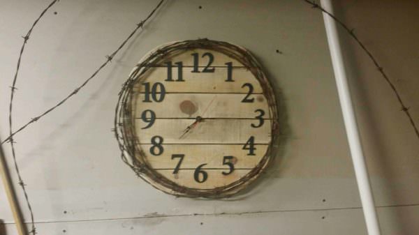 Pallet, Barbed Wire Clock Pallet Clocks Pallet, Barbed Wire Clock Pallet Clocks