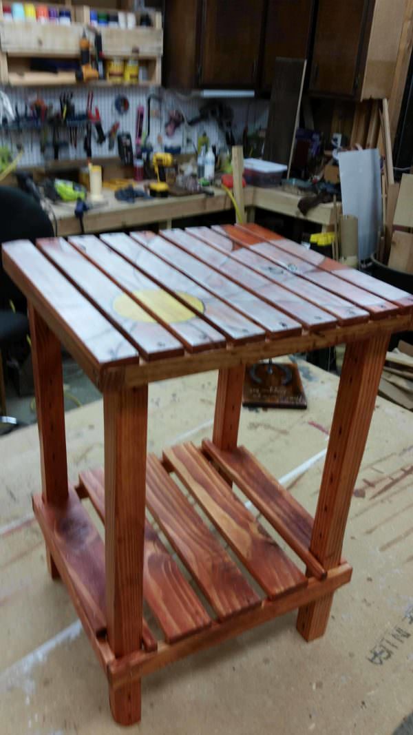 A Side Table Made from Pallet Wood Pallet Desks & Pallet Tables A Side Table Made from Pallet Wood Pallet Desks & Pallet Tables