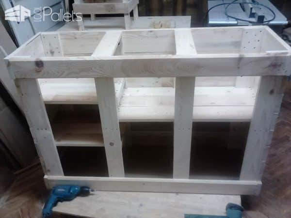 Chest of Drawers for a Variety of Purposes Pallet TV Stands & Racks Chest of Drawers for a Variety of Purposes Pallet TV Stands & Racks