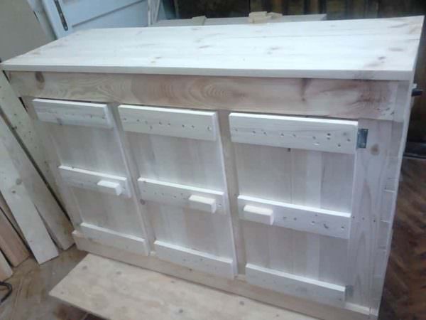 Chest of Drawers for a Variety of Purposes Pallet TV Stands & Racks Chest of Drawers for a Variety of Purposes Pallet TV Stands & Racks