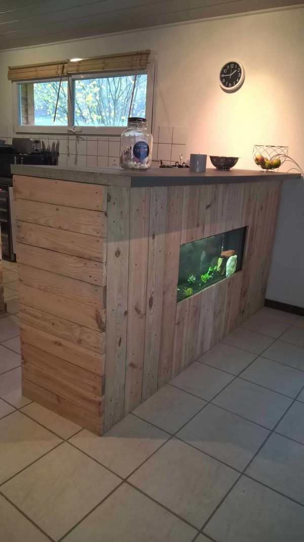 Pallet Bar with Integrated Aquarium & Wax Concrete Counter Pallet Bars Pallet Bar with Integrated Aquarium & Wax Concrete Counter Pallet Bars