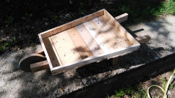 Pallet Wheelbarrow for My Flowers Pallet Home Décor Ideas Pallets in the Garden 