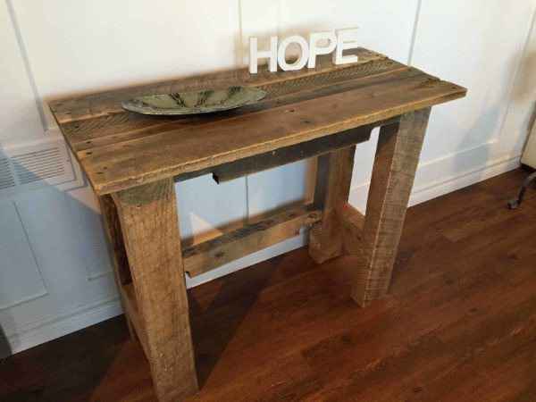 Sturdy Pallet Accent Table Pallet Desks & Pallet Tables Sturdy Pallet Accent Table Pallet Desks & Pallet Tables