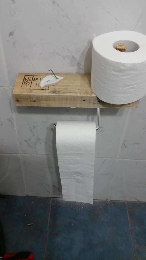 Super-easy Pallet Toilet Paper Holder Pallet Home Décor Ideas Super-easy Pallet Toilet Paper Holder Pallet Home Décor Ideas