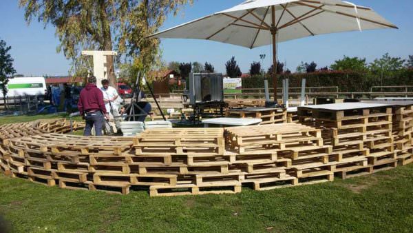 Temporary Pallet Barrier/Wall Pallet Fences Temporary Pallet Barrier/Wall Pallet Fences