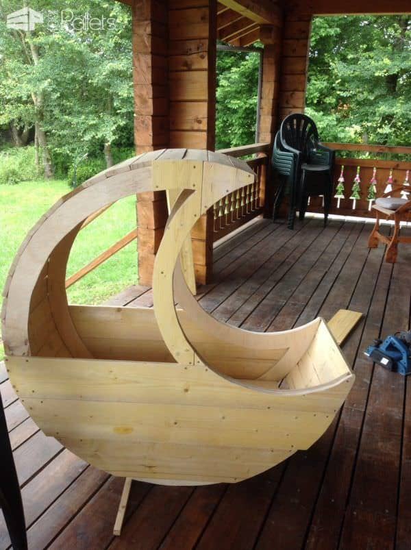 An Open Version of the Half-moon Cradle Fun Pallet Crafts for Kids Pallet Beds, Pallet Headboards & Frames An Open Version of the Half-moon Cradle Fun Pallet Crafts for Kids Pallet Beds, Pallet Headboards & Frames