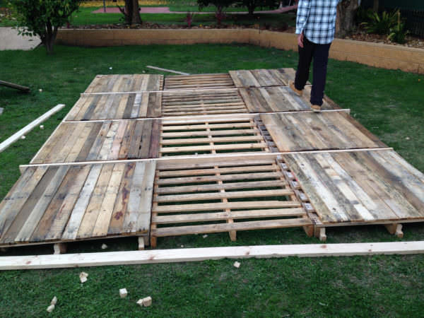 Diy: Portable Pontoon Using Old Pallets and Old Blue Drums Pallet Floors & Decks Pallet Sheds, Cabins, Huts & Playhouses Diy: Portable Pontoon Using Old Pallets and Old Blue Drums Pallet Floors & Decks Pallet Sheds, Cabins, Huts & Playhouses