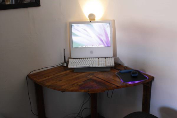 Herringbone Pallet Corner Table Pallet Desks & Pallet Tables Herringbone Pallet Corner Table Pallet Desks & Pallet Tables