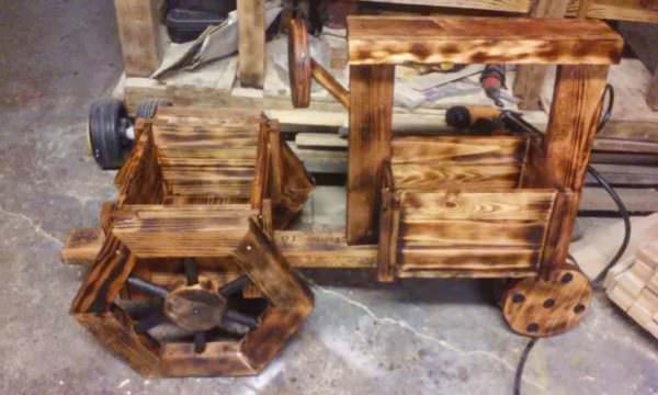 Terrific Pallet Tractor Planter Pallet Planters & Compost Bins Terrific Pallet Tractor Planter Pallet Planters & Compost Bins