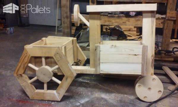 Terrific Pallet Tractor Planter Pallet Planters & Compost Bins Terrific Pallet Tractor Planter Pallet Planters & Compost Bins