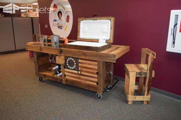 Pallet Palooza 1st Place in Furniture: Colonial Cooler Bar Pallet Bars Pallet Palooza 1st Place in Furniture: Colonial Cooler Bar Pallet Bars