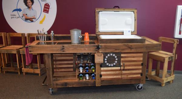 Pallet Palooza 1st Place in Furniture: Colonial Cooler Bar Pallet Bars Pallet Palooza 1st Place in Furniture: Colonial Cooler Bar Pallet Bars