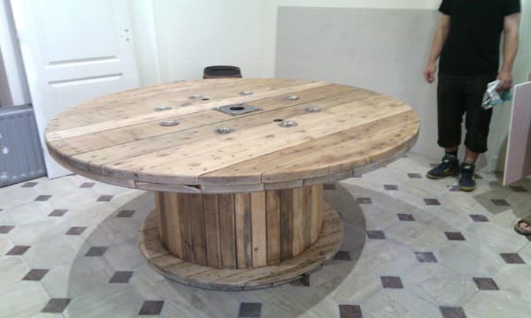 Upcycled Spool Table Pallet Desks & Pallet Tables Upcycled Spool Table Pallet Desks & Pallet Tables