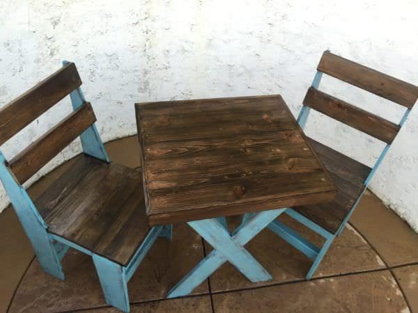 Cascade Blue Chalk-painted Pallet Bistro Set Pallet Benches, Pallet Chairs & Stools Pallet Desks & Pallet Tables Cascade Blue Chalk-painted Pallet Bistro Set Pallet Benches, Pallet Chairs & Stools Pallet Desks & Pallet Tables