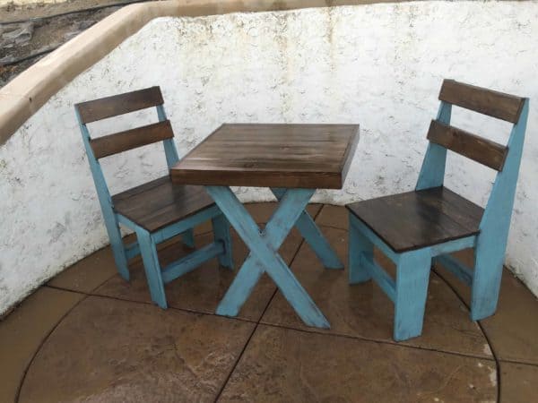 Cascade Blue Chalk-painted Pallet Bistro Set Pallet Benches, Pallet Chairs & Stools Pallet Desks & Pallet Tables Cascade Blue Chalk-painted Pallet Bistro Set Pallet Benches, Pallet Chairs & Stools Pallet Desks & Pallet Tables