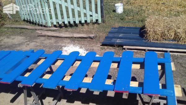 Country Garden Pallet Fence Has The Blues / Barrière En Palettes Pallet Fences Country Garden Pallet Fence Has The Blues / Barrière En Palettes Pallet Fences