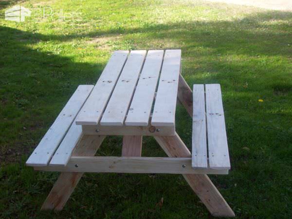 Adorable Children’s Pallet Picnic Table / Petite Table Avec Bancs En Palette Fun Pallet Crafts for Kids Pallet Desks & Pallet Tables Adorable Children’s Pallet Picnic Table / Petite Table Avec Bancs En Palette Fun Pallet Crafts for Kids Pallet Desks & Pallet Tables