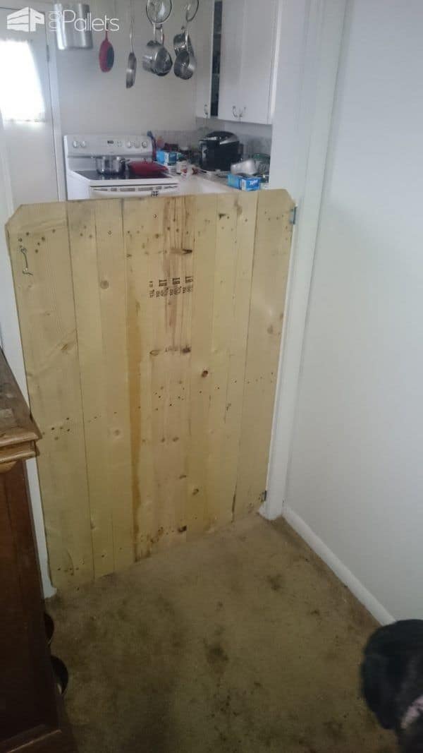 Effective Pallet 4-legged Baby Gate/Door Pallet Walls & Pallet Doors 