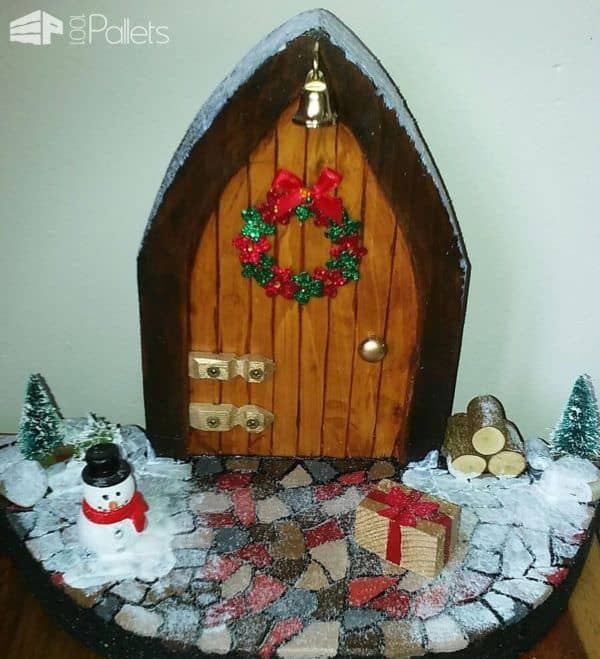 Super-cute Mini Christmas Pallet Doors Pallet Home Décor Ideas Super-cute Mini Christmas Pallet Doors Pallet Home Décor Ideas