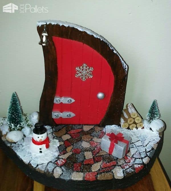 Super-cute Mini Christmas Pallet Doors Pallet Home Décor Ideas Super-cute Mini Christmas Pallet Doors Pallet Home Décor Ideas