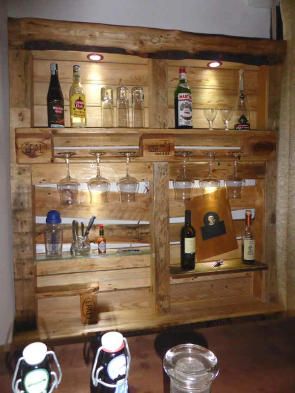 Beautiful Lit Pallet Liquor / Stemware Shelf Pallet Bars Beautiful Lit Pallet Liquor / Stemware Shelf Pallet Bars