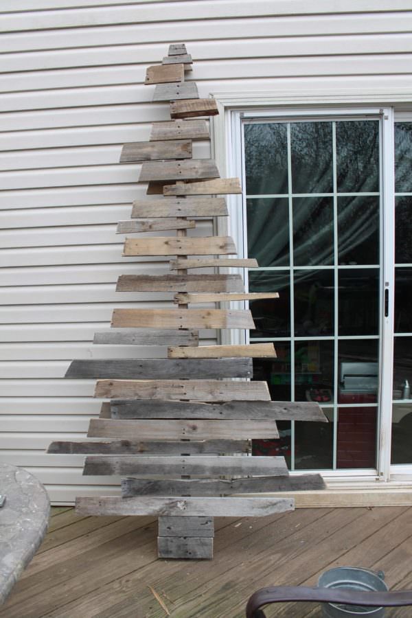 Cool Two Pallet Christmas Tree That’s Low Profile! Pallet Home Décor Ideas Cool Two Pallet Christmas Tree That’s Low Profile! Pallet Home Décor Ideas