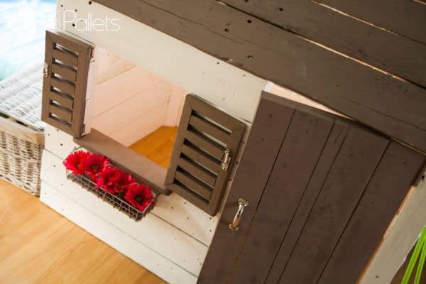 Darling Little Pallet Playhouse Fun Pallet Crafts for Kids Darling Little Pallet Playhouse Fun Pallet Crafts for Kids