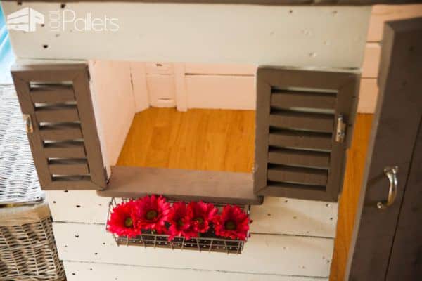Darling Little Pallet Playhouse Fun Pallet Crafts for Kids Darling Little Pallet Playhouse Fun Pallet Crafts for Kids