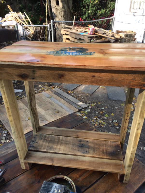 Odu-emblem Pallet Bedside Table Pallet Desks & Pallet Tables Odu-emblem Pallet Bedside Table Pallet Desks & Pallet Tables
