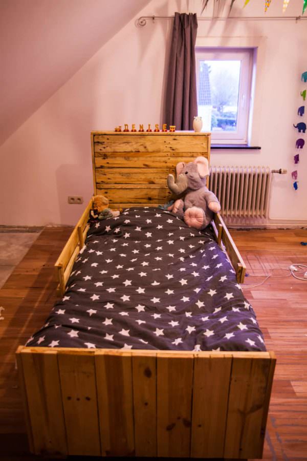 Daughter’s First Bed Using Pallets / Un Lit En Palette Sur Roulette Fun Pallet Crafts for Kids Pallet Beds, Pallet Headboards & Frames Daughter’s First Bed Using Pallets / Un Lit En Palette Sur Roulette Fun Pallet Crafts for Kids Pallet Beds, Pallet Headboards & Frames