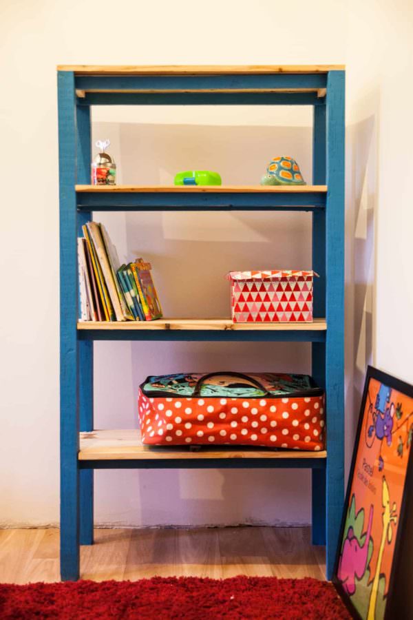 Daughter’s New Blue Pallet Shelves / Une étagère Pour Ma Fille Pallet Shelves & Pallet Coat Hangers Daughter’s New Blue Pallet Shelves / Une étagère Pour Ma Fille Pallet Shelves & Pallet Coat Hangers
