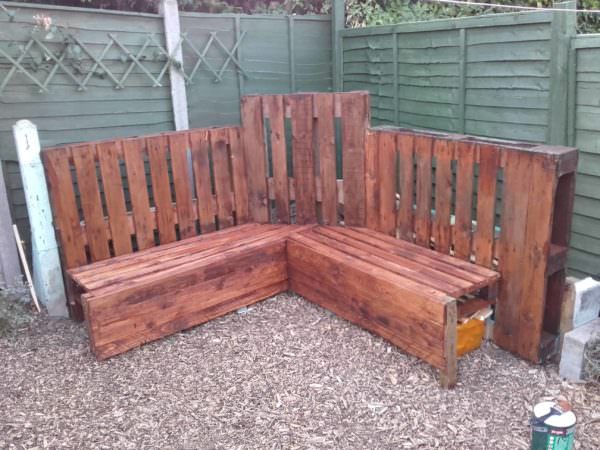 Distinctive Pallet Corner Bench Unit For The Family Lounges & Garden Sets Pallet Benches, Pallet Chairs & Stools Distinctive Pallet Corner Bench Unit For The Family Lounges & Garden Sets Pallet Benches, Pallet Chairs & Stools